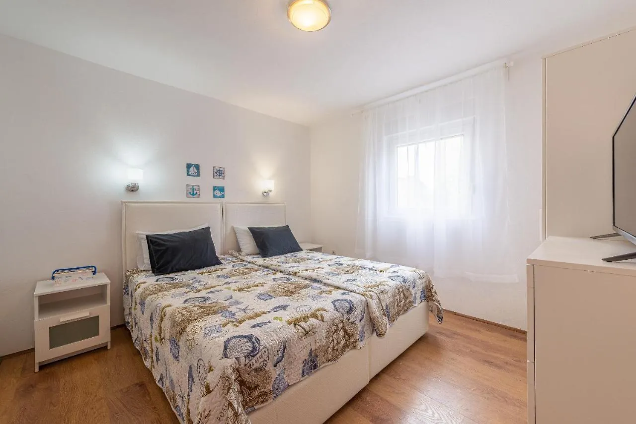 Apartmani Luka Vir 0*,