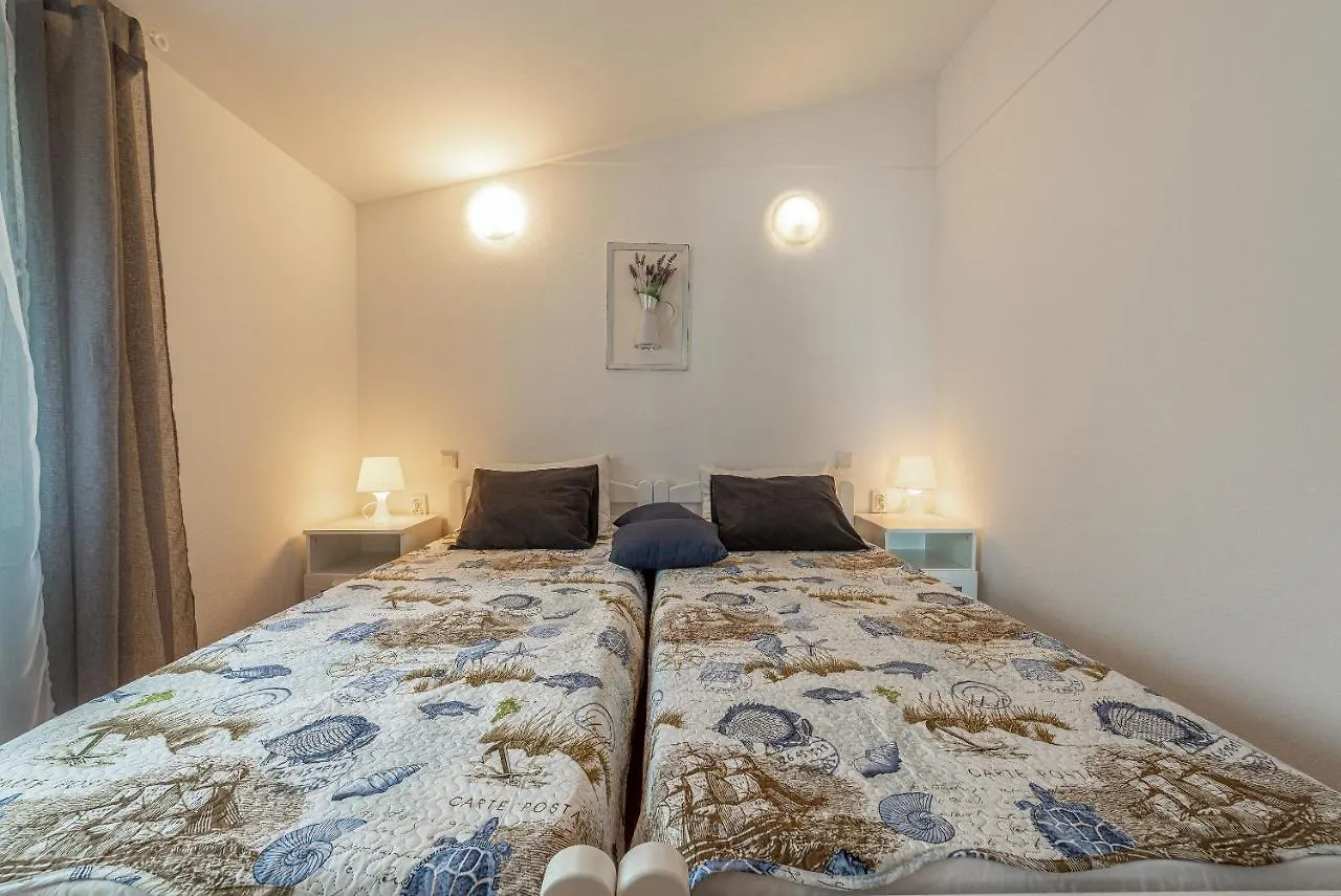 Apartmani Luka Vir