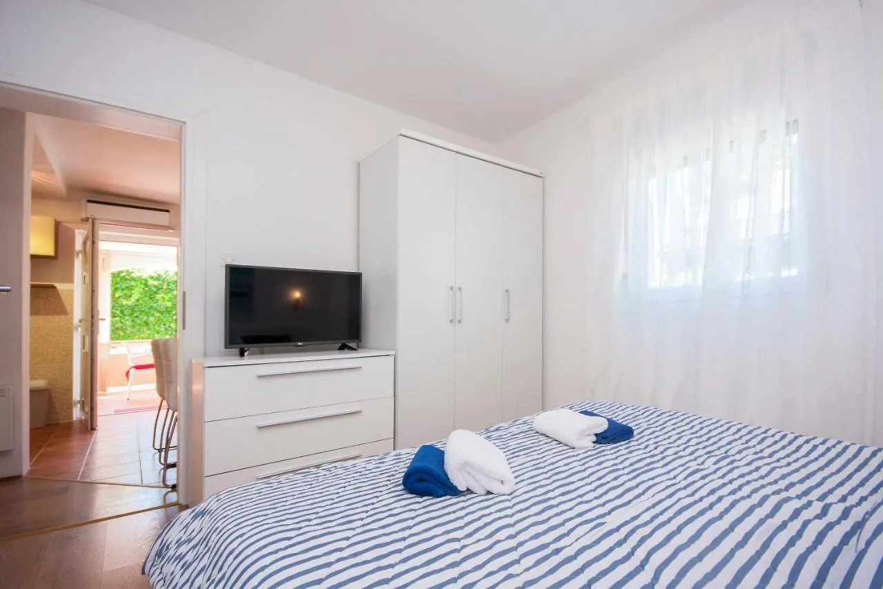 Apartmani Luka Vir